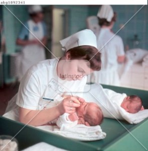 Berlin 01.03.1971 Eine Krankenschwester in einem Krankenhaus in Berlin-Kaulsdorf gibt einem Neugeborenen das Fläschchen. Foto: Morgenstern.