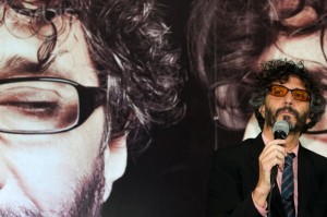 Voiceless in concert, Fito Paez joined the club