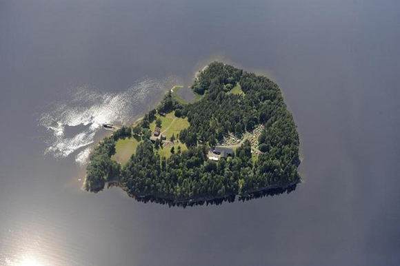 An aerial view shows Utoeya island July 21, 2011, one day before a shooting which took place at a meeting of the youth wing of Norway's ruling Labour Party. A gunman killed nine or 10 people in the shooting, police said. Picture taken July 21, 2011. REUTERS/Lasse Tur (NORWAY - Tags: DISASTER CIVIL UNREST) FOR EDITORIAL USE ONLY. NOT FOR SALE FOR MARKETING OR ADVERTISING CAMPAIGNS. THIS IMAGE HAS BEEN SUPPLIED BY A THIRD PARTY. IT IS DISTRIBUTED, EXACTLY AS RECEIVED BY REUTERS, AS A SERVICE TO CLIENTS. MANDATORY CREDIT