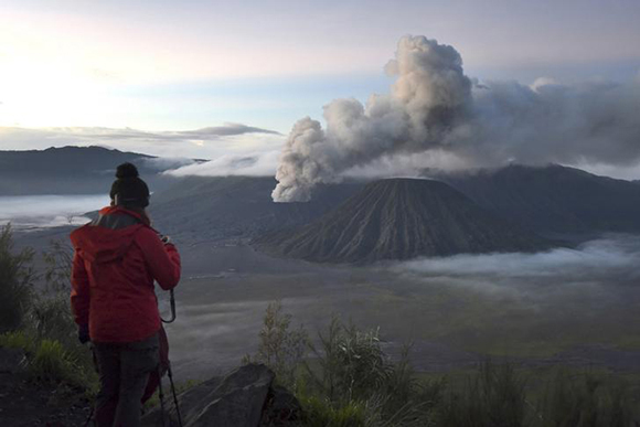 A visitor takes photographs of Mount Bromo, an active volcano and popular tourist destination, in Probolinggo, East Java province, Indonesia April 3, 2016 in this photo taken by Antara Foto. REUTERS/Zabur Karuru/Antara Foto ATTENTION EDITORS - THIS IMAGE HAS BEEN SUPPLIED BY A THIRD PARTY. IT IS DISTRIBUTED, EXACTLY AS RECEIVED BY REUTERS, AS A SERVICE TO CLIENTS. FOR EDITORIAL USE ONLY. NOT FOR SALE FOR MARKETING OR ADVERTISING CAMPAIGNS MANDATORY CREDIT. INDONESIA OUT. NO COMMERCIAL OR EDITORIAL SALES IN INDONESIA. TPX IMAGES OF THE DAY