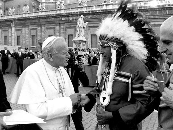 Wasu-Duta, chief of the native American Dakota tribe, shakes hands with Pope John Paul II in St. Peter's Square during papal outdoor general audience, September 10, 1980. REUTERS/Vatican/Pool PP03090123     HIGHLIGHTS XX/JM