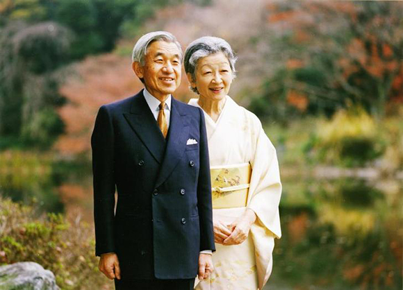 NOT FOR PUBLICATION BEFORE 2000 GMT ON DECEMBER 22, 2002. Japanese Emperor Akihito and his wife Empress Michiko pose at the Imperial Palace in Tokyo on December 2, 2002. Emperor Akihito celebrates his 69th birthday on December 23, 2002. Picture taken December 2. FOR EDITORIAL USE ONLY REUTERS/Imperial Household Agency/Handout