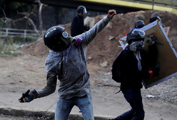 Demonstrators clash with riot security forces while rallying against Venezuela's President Nicolas Maduro in Caracas, Venezuela, June 10, 2017. REUTERS/Carlos Garcia Rawlins
