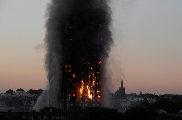 Flames and smoke billow as firefighters deal with a serious fire in the Grenfell Tower apartment block at Latimer Road in West London, Britain June 14, 2017. REUTERS/Toby Melville TPX IMAGES OF THE DAY
