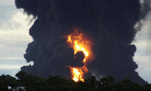 A general view shows smoke rising from a fire at Mexico's state-owned oil firm Pemex Salina Cruz refinery, in Salina Cruz, Oaxaca state, Mexico June 14, 2017. REUTERS/Jose de Jesus Cortes