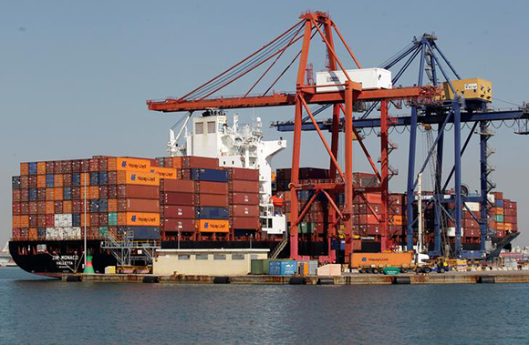 A containership is docked after the partial suspension of a nationwide strike of dockers against a planned port reform in line with European Union laws in the port of Valencia, Spain June 21, 2017. REUTERS/Heino Kalis
