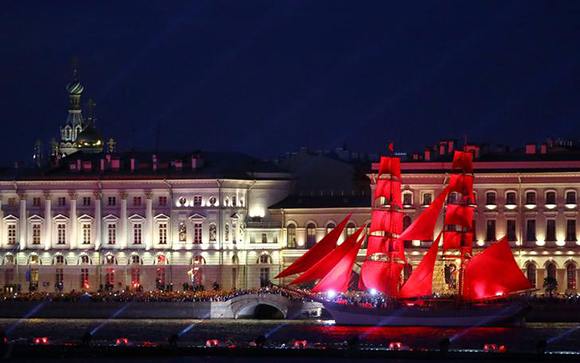 Sweden's brig Tre Kronor with scarlet sails floats on the Neva river during the Scarlet Sails festivities marking school graduation in St. Petersburg, Russia, June 24, 2017. REUTERS/Kai Pfaffenbach