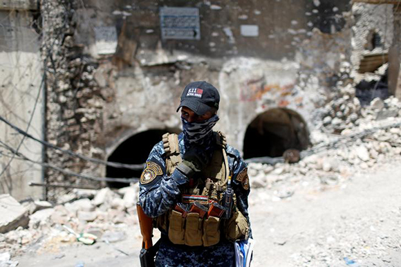 A member of the Iraqi Federal Police is seen on the frontline in the Old City of Mosul, Iraq June 28, 2017. REUTERS/Ahmed Jadallah