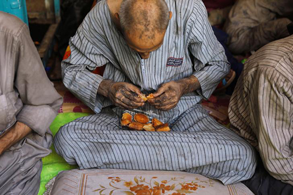 A displaced Iraqi man who was among the rescued at the site of battle eats bread at the positions of Iraqi forces at the Old City in Mosul, Iraq June 29, 2017. REUTERS/Erik De Castro TPX IMAGES OF THE DAY
