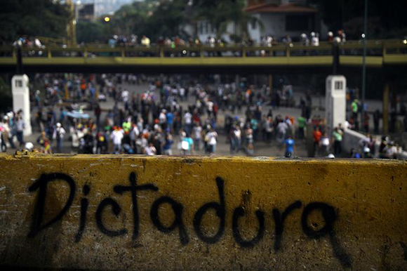 A graffiti is seen, which reads "Dictatorship", on a highway during a rally against Venezuela's President Nicolas Maduro in Caracas, Venezuela, May 27, 2017. REUTERS/Carlos Barria