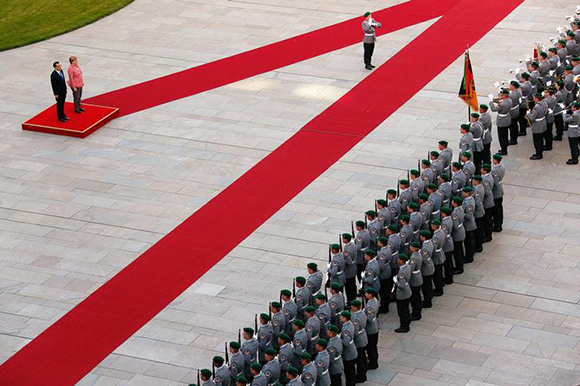 German Chancellor Angela Merkel and Chinese Premier Li Keqiang review the guard of honour during a welcome ceremony at the Chancellery in Berlin, Germany, May 31, 2017. REUTERS/Fabrizio Bensch TPX IMAGES OF THE DAY