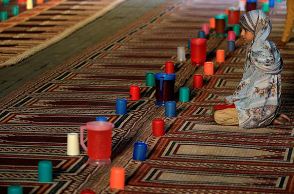 A girl waits for the sun to set as she prepares to break fast during the holy month of Ramadan in Rawalpindi, Pakistan, June 2, 2017. REUTERS/Caren Firouz