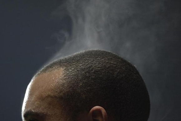 Steam rises off the head of Manchester United's Mikael Silvestre of France during their FA Cup soccer match against Aston Villa in Birmingham, January 6, 2002. ACTION IMAGES/Michael Regan VIA REUTERS. (BRITAIN). FOR EDITORIAL USE ONLY. NOT FOR SALE FOR MARKETING OR ADVERTISING CAMPAIGNS. To access the full Action Images service visit http://www.actionimages.com NO SALES TO ITALIAN MAGAZINES UNTIL 30 MARCH 2008 ***BEST QUALITY AVAILABLE***