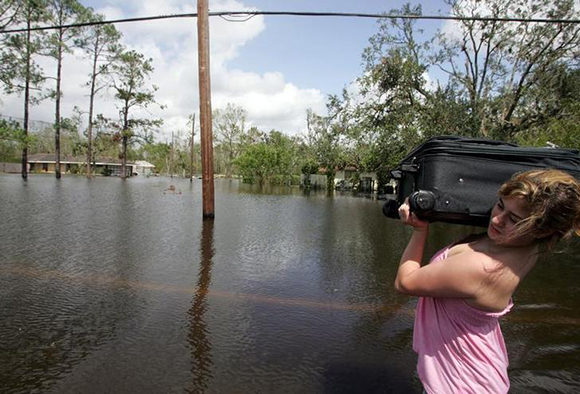 Katie Guillot, 13, carries her luggage as she makes her way out of Crown Pointe, Louisiana. Photo by Jessica Rinaldi