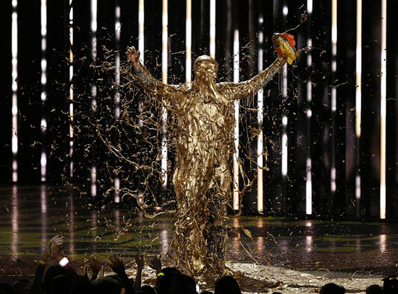  2017 Kids Choice Sport Awards – Show – Los Angeles, California, U.S., 13/07/2017 - Olympic swimmer Michael Phelps is covered in gold "slime" as he accepts the Legend Award. Photo by Mario Anzuoni