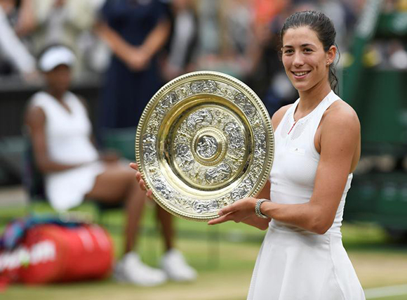  Tennis - Wimbledon - London, Britain - July 15, 2017 Spain’s Garbine Muguruza poses with the trophy as she celebrates winning the final against Venus Williams of the U.S. Photo by Tony O'Brien
