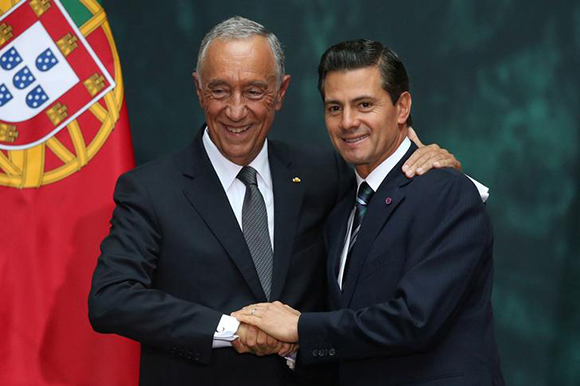  Mexico's President Enrique Pena Nieto and Portugal's President Marcelo Rebelo de Sousa shake hands during a welcome ceremony at the National Palace in Mexico City, Mexico July 17, 2017. Photo by Edgard Garrido