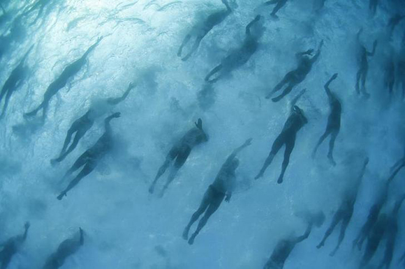  Amateur triathletes start the swim of the Ironman World Championship Triathlon in Kailua-Kona, Hawaii. Photo by Hugh Gentry 