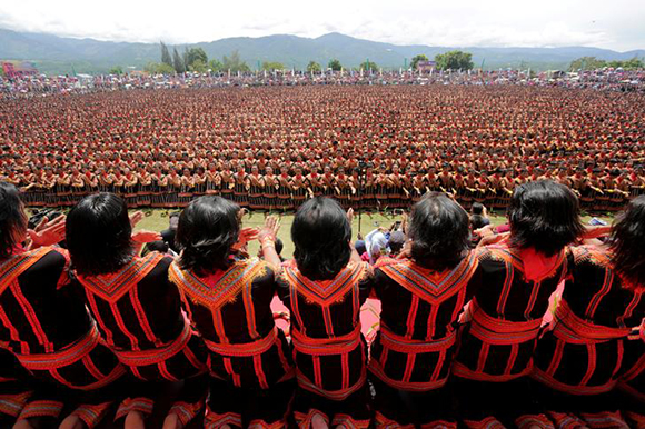 People, including police and military, take part in a traditional Saman dance which originates from the Gayo ethnic group in Gayo Lues District, Aceh province, Indonesia August 13, 2017. Photo by Irwansyah Putra
