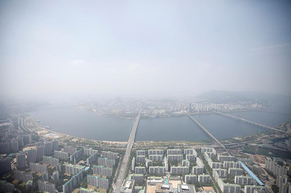 A view of Seoul shrouded in smog is seen at Seoul Sky, the world's highest glass-floored observation deck, in Seoul, South Korea Photo by Kim Hong-Ji