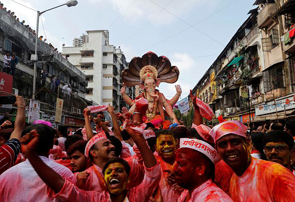 Devotees dance as they carry the idol of Hindu god Ganesh, the deity of prosperity, during a procession on the last day of the Ganesh Chaturthi festival, before immersing the idol into the Arabian sea, in Mumbai, India September 5, 2017. Photo by Shailesh Andrade