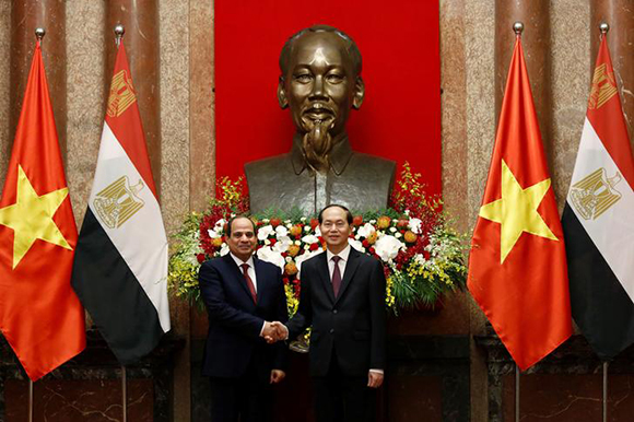 Egypt's President Abdel Fattah al-Sisi (L) poses for a photo with Vietnamese President Tran Dai Quang in front of a statue of late Vietnamese revolutionary leader Ho Chi Minh at the Presidential Palace in Hanoi, Vietnam September 6, 2017. Photo by Kham