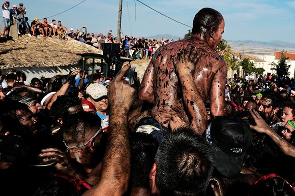 Revellers covered in grease take part in the annual Cascamorras festival in Baza, southern Spain September 6, 2017. Photo by Jon Nazca