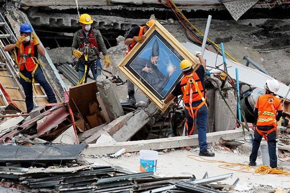  Mexican and international rescue teams remove a painting as they search for survivors in a collapsed building after an earthquake, at Roma neighborhood in Mexico City, Mexico September 23, 2017. Photo by Carlos Jasso 