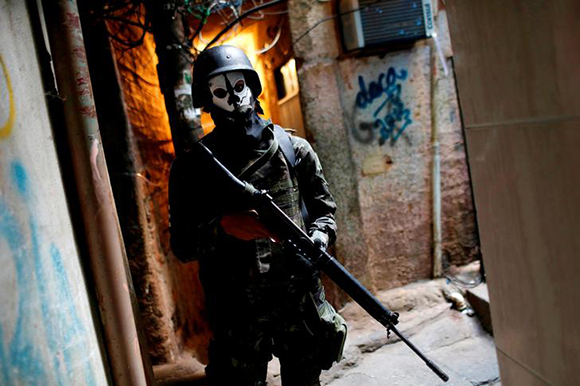  A member of the armed forces takes up position during a operation after violent clashes between drug gangs in Rocinha slum in Rio de Janeiro, Brazil September 25, 2017. Photo by Bruno Kelly 