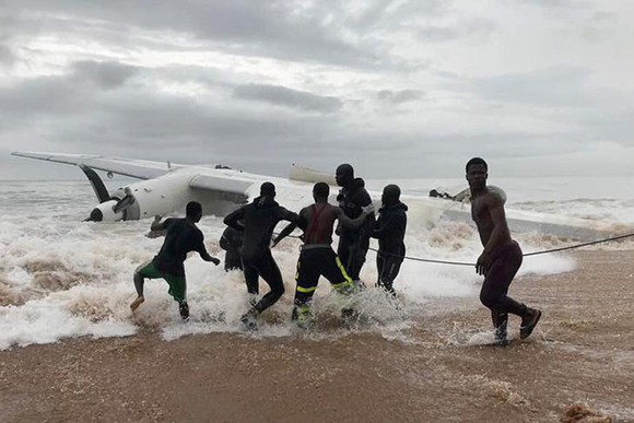  People pull the wreckage of a propeller-engine cargo plane after it crashed in the sea near the international airport in Ivory Coast's main city, Abidjan, October 14, 2017. Photo by Ange Aboa 