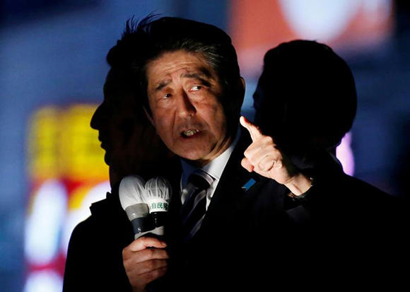  Japan's Prime Minister Shinzo Abe, leader of the Liberal Democratic Party, speaks at an election campaign rally in Tokyo, Japan October 18, 2017. Photo by Toru Hanai 