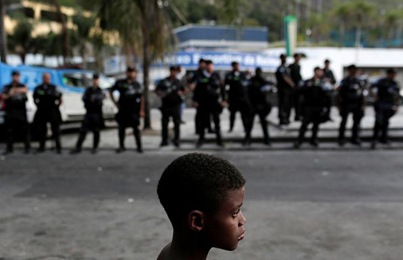  A boy takes part in a protest against police violence in the Rocinha slum in Rio de Janeiro, Brazil October 19, 2017. Photo by Bruno Kelly 