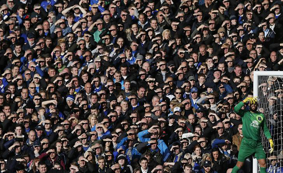 Everton goalkeeper Tim Howard shields his eyes from the sun during their English Premier League soccer match against Tottenham Hotspur at Goodison Park in Liverpool, northern England Photo by Phil Noble 
