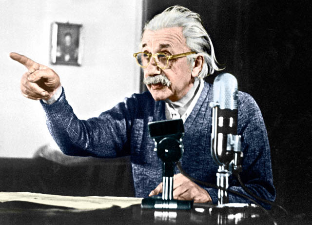 Albert Einstein (1879-1955), físico suizo-alemán, durante una entrevista sobre la bomba de hidrógeno.