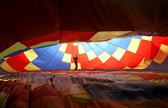  A man prepares a hot air balloon during the 2nd Hot Air Balloon Carnival in Nanjing, Jiangsu province, China October 28, 2017. Picture taken October 28, 2017. Photo by Stringer 