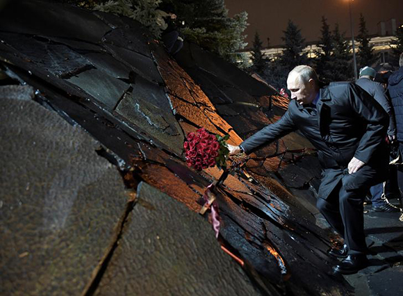  Russian President Vladimir Putin lays flowers during a ceremony unveiling the country's first national memorial to victims of Soviet-era political repressions called "The Wall of Grief" in downtown Moscow, Russia October 30, 2017. Photo by Alexei Nikolsky 