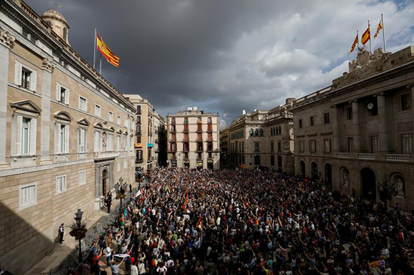  People sign Catalan anthem "Els Segadors" as they gather at Sant Jaume square to demand the freedom of the leaders of two of the largest Catalan separatist organizations, Catalan National Assembly's Jordi Sanchez and Omnium's Jordi Cuixart, who were jailed by Spain's High Court, in Barcelona, Spain, November 2, 2017. Photo by Juan Medina 