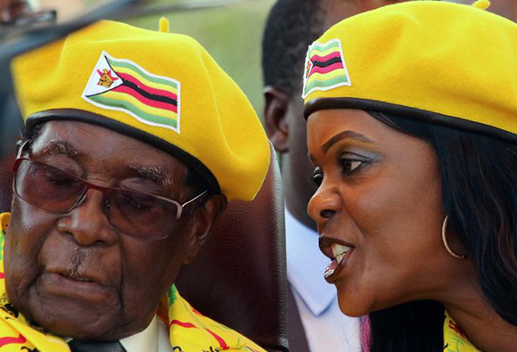  President Robert Mugabe listens to his wife Grace Mugabe at a rally of his ruling ZANU-PF party in Harare, Zimbabwe, November 8, 2017. Photo by Philimon Bulawayo 