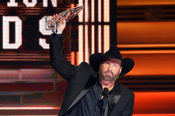  51st Country Music Association Awards – Show - Nashville, Tennessee, U.S., 08/11/2017 - Singer Garth Brooks accepts the Entertainer of the Year award. Photo by Mario Anzuoni 