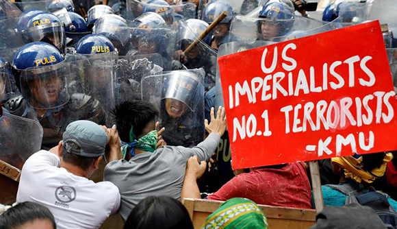 Protesters clash with anti-riot police officers as they try to march towards the U.S. embassy during a rally against U.S. President Donald Trump's visit, in Manila, Philippines November 10, 2017. Photo by Erik De Castro