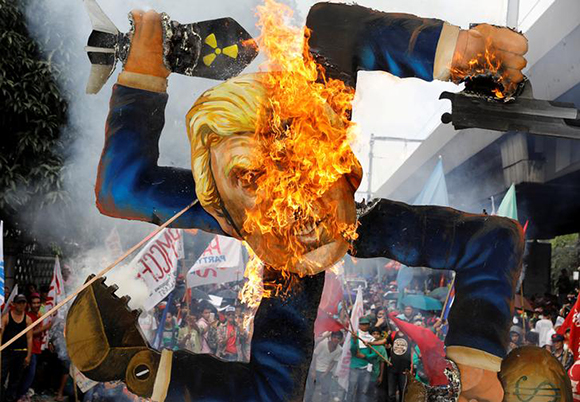 Protesters burn an effigy of U.S. President Donald Trump, who is attending the Association of Southeast Asian Nations (ASEAN) Summit and related meetings in Manila, Philippines November 13, 2017. Photo by Erik De Castro