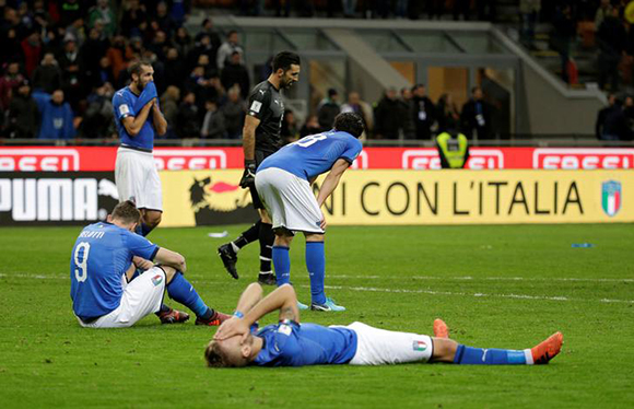 Soccer Football - 2018 World Cup Qualifications - Europe - Italy vs Sweden - San Siro, Milan, Italy - November 13, 2017 Italy players look dejected after the match. Photo by Max Rossi