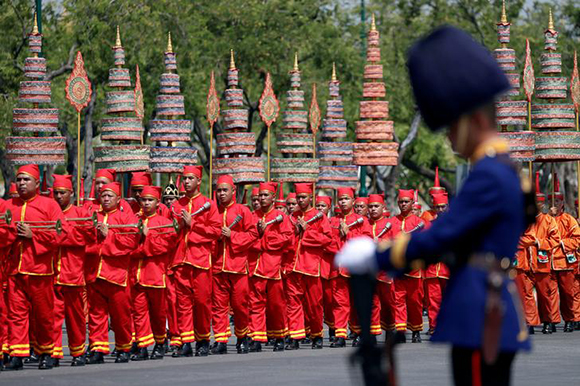  A royal guard bows during a procession to transfer the royal relics and ashes of Thailand's late King Bhumibol Adulyadej from the crematorium to the Grand Palace in Bangkok, Thailand, October 27, 2017. Photo by Damir Sagolj 