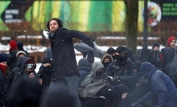  A man, opposing the protests by the far-right groups La Meute and Storm Alliance, throws a snowball during a demonstration in Quebec City, Quebec, Canada November 25, 2017. Photo by Mathieu Belanger 