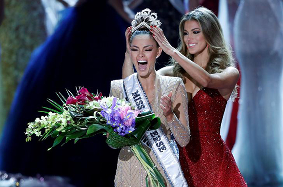  Miss South Africa Demi-Leigh Nel-Peters reacts as she is crowned by Miss Universe 2016 Iris Mittenaere during the 66th Miss Universe pageant at Planet Hollywood hotel-casino in Las Vegas, Nevada, U.S. November 26, 2017. Photo by Steve Marcus 