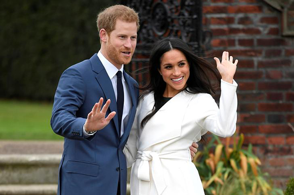  Britain's Prince Harry poses with Meghan Markle in the Sunken Garden of Kensington Palace, London, Britain, November 27, 2017. Photo by Toby Melville 