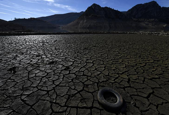  A view of the partially empty Barrios de Luna reservoir, that is at 4.22 percent of its capacity according to the Duero Hydrographic Confederation, in Minera de Luna, near Leon, north of Spain, November 27, 2017. Photo by Eloy Alonso 