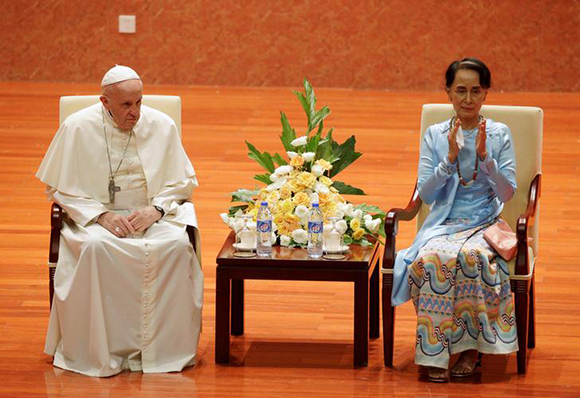  Myanmar’s State Counsellor Aung San Suu Kyi applauds next to Pope Francis as they attend a meeting with members of the civil society and diplomatic corps in Naypyitaw, Myanmar November 28, 2017. Photo by Max Rossi 