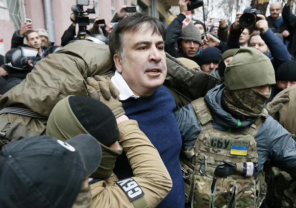  Georgian former President Mikheil Saakashvili is detained by officers of the Security Service of Ukraine, conducting a search of his apartment, in Kiev, Ukraine December 5, 2017. Photo by Valentyn Ogirenko 