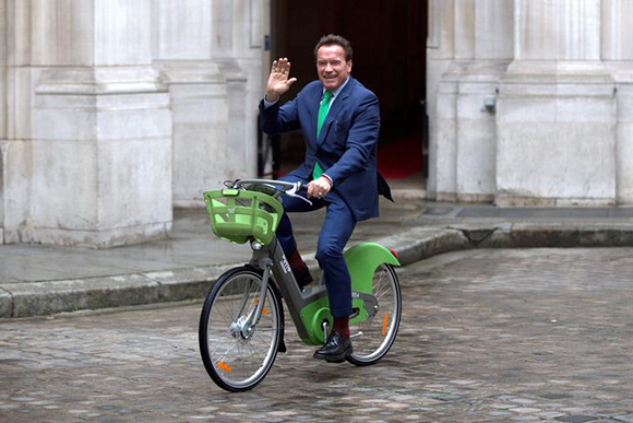  R20 founder and former California state governor Arnold Schwarzenegger rides the new Velib' Metropole self-service public bicycle by the Smovengo consortium as he arrives at a news conference ahead of the One Planet Summit in Paris, France, December 11, 2017. Photo by Gonzalo Fuentes 